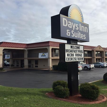 Days Inn & Suites By Wyndham Warner Robins Near Robins Afb Bagian luar foto