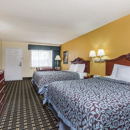 Days Inn & Suites By Wyndham Warner Robins Near Robins Afb Bagian luar foto