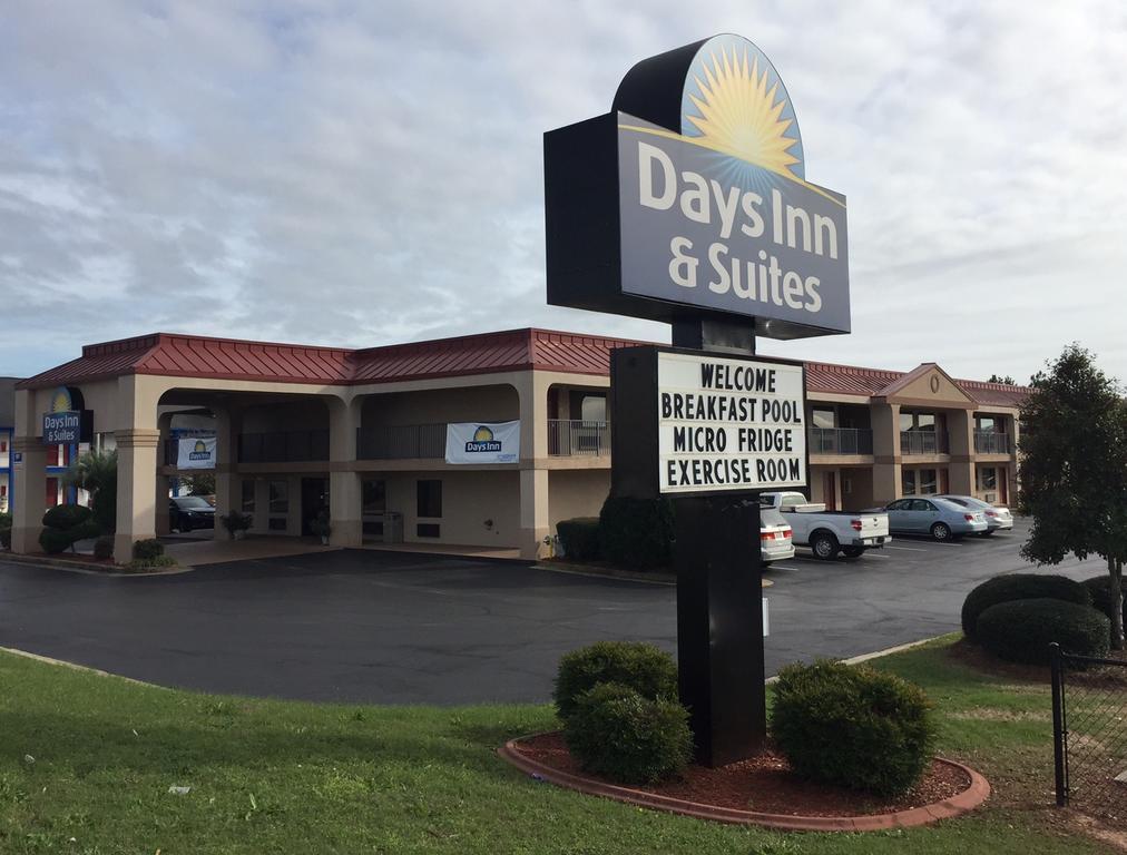 Days Inn & Suites By Wyndham Warner Robins Near Robins Afb Bagian luar foto