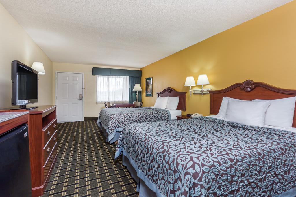 Days Inn & Suites By Wyndham Warner Robins Near Robins Afb Bagian luar foto