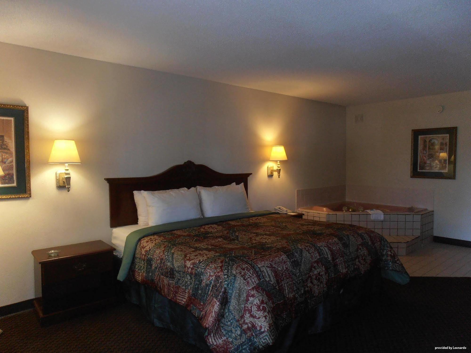 Days Inn & Suites By Wyndham Warner Robins Near Robins Afb Bagian luar foto