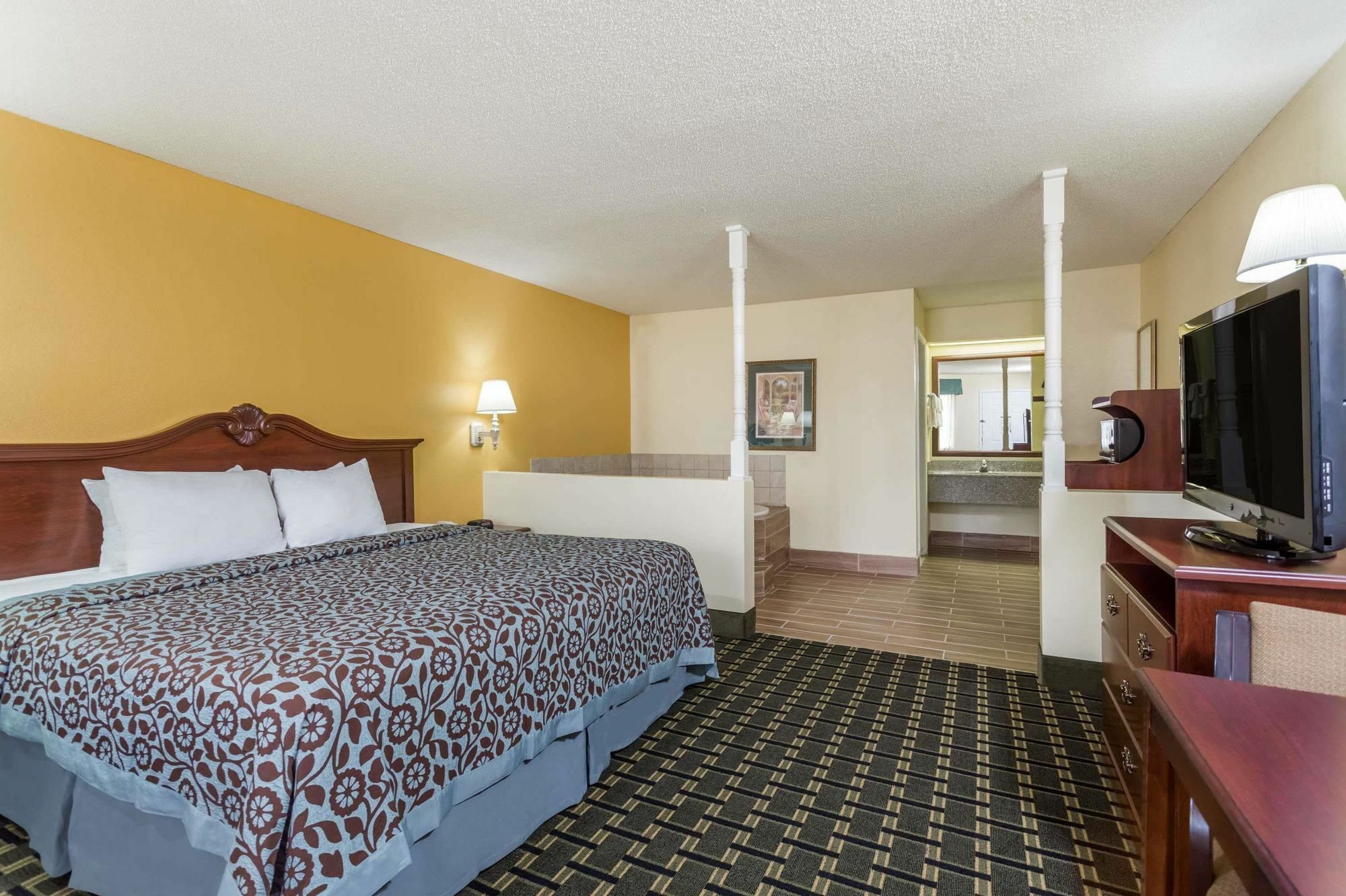 Days Inn & Suites By Wyndham Warner Robins Near Robins Afb Bagian luar foto