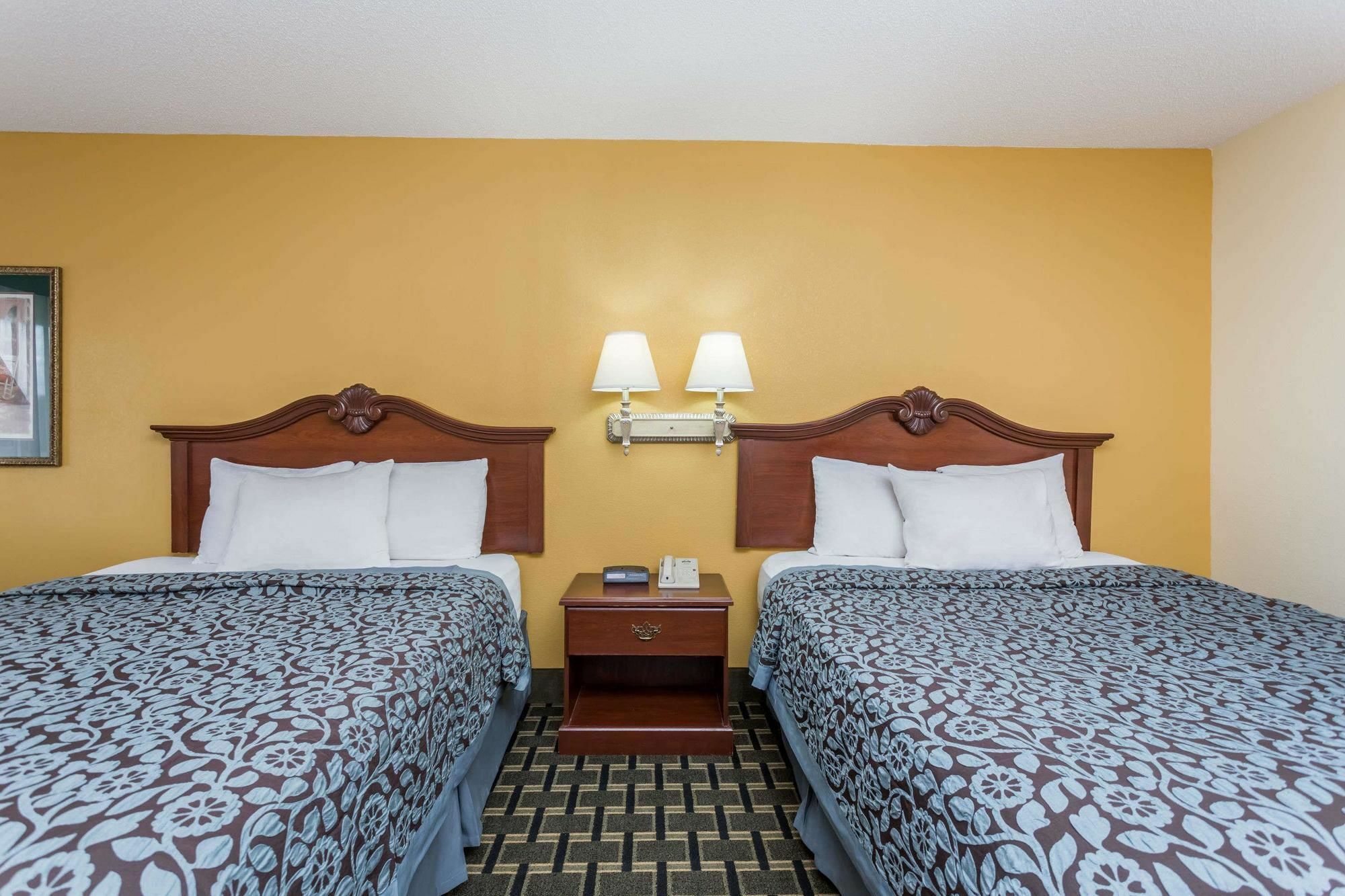Days Inn & Suites By Wyndham Warner Robins Near Robins Afb Bagian luar foto
