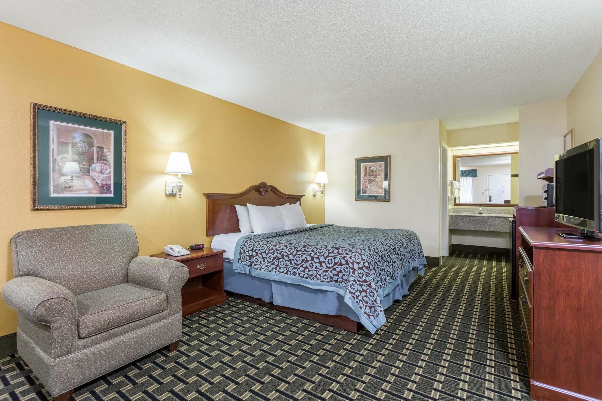 Days Inn & Suites By Wyndham Warner Robins Near Robins Afb Bagian luar foto