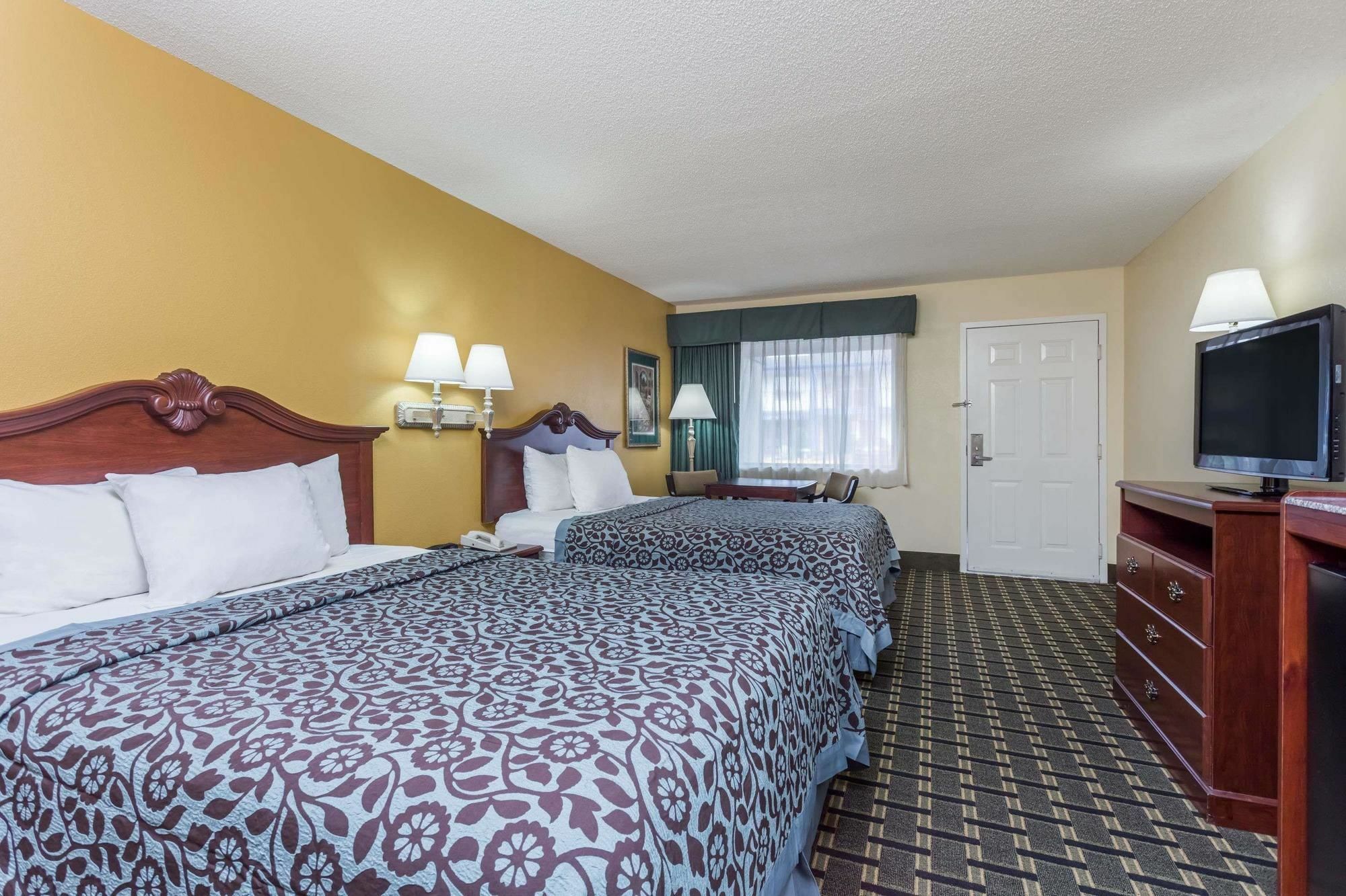 Days Inn & Suites By Wyndham Warner Robins Near Robins Afb Bagian luar foto