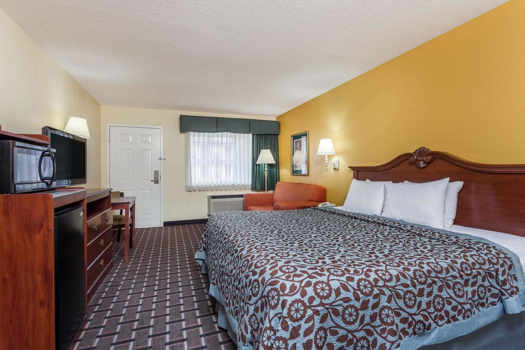 Days Inn & Suites By Wyndham Warner Robins Near Robins Afb Bagian luar foto