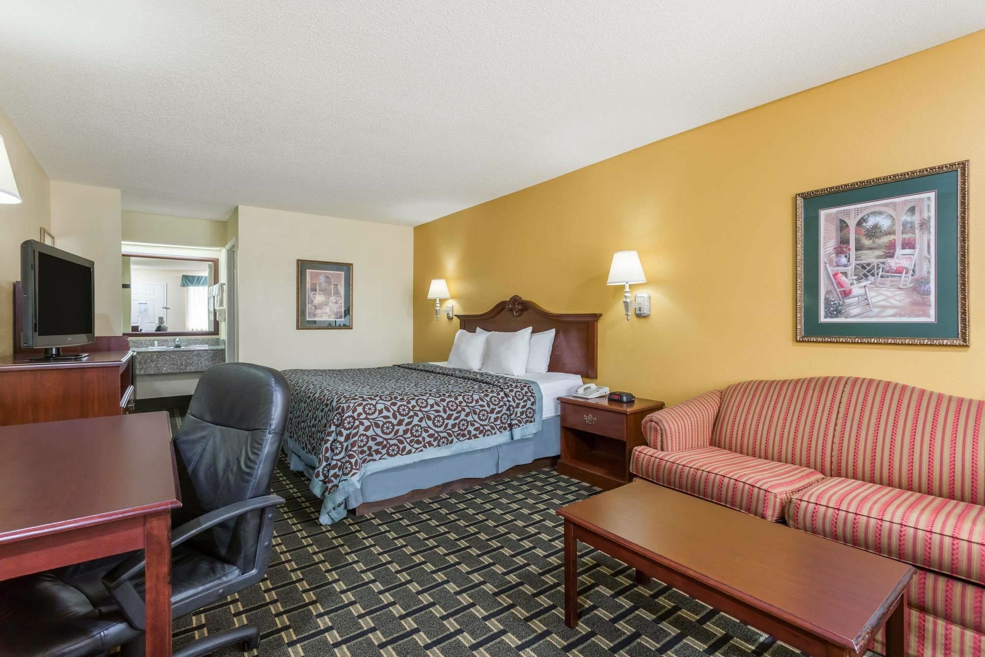 Days Inn & Suites By Wyndham Warner Robins Near Robins Afb Bagian luar foto