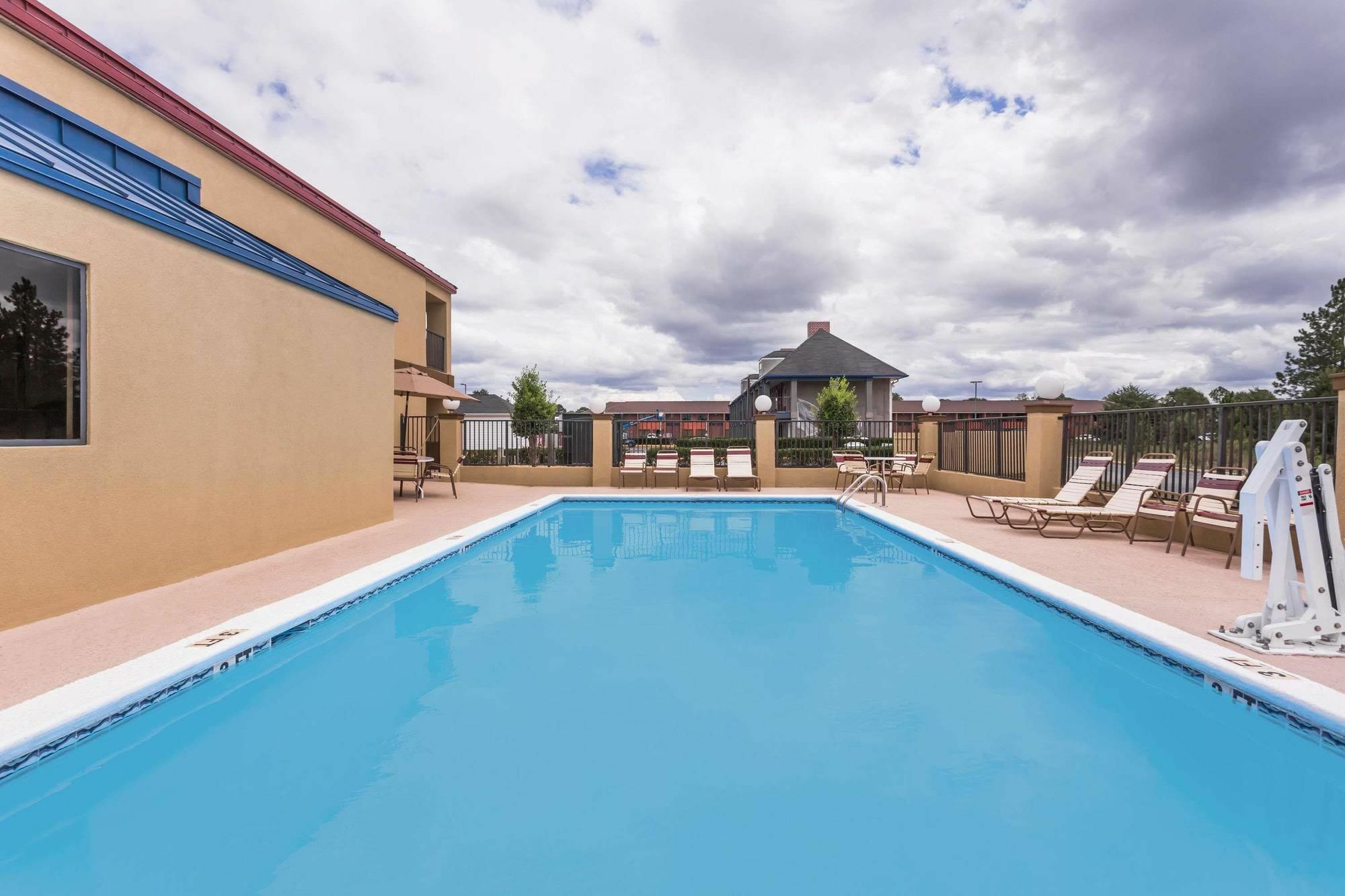 Days Inn & Suites By Wyndham Warner Robins Near Robins Afb Bagian luar foto