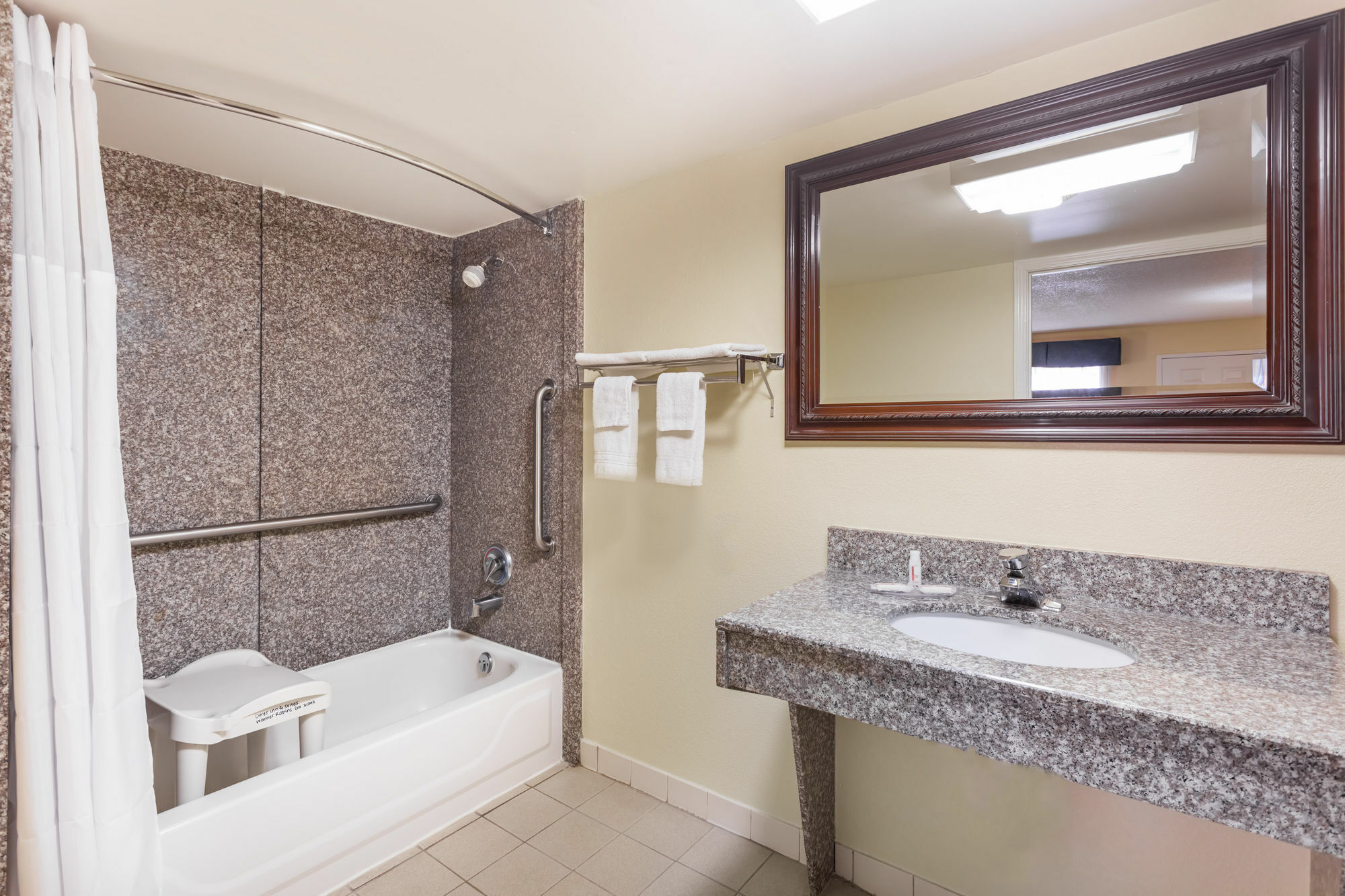 Days Inn & Suites By Wyndham Warner Robins Near Robins Afb Bagian luar foto